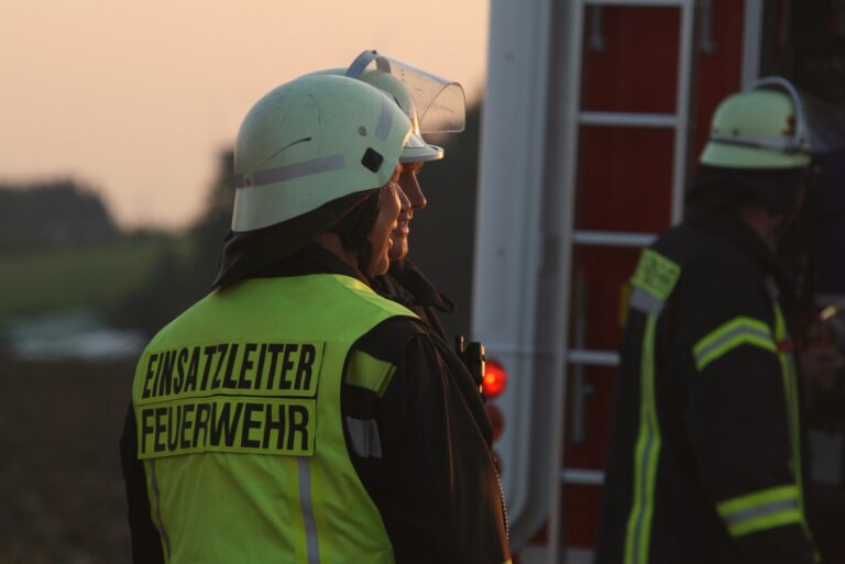 Einsatzleiter der Feuerwehr mit weiterem Feuerwehrmann