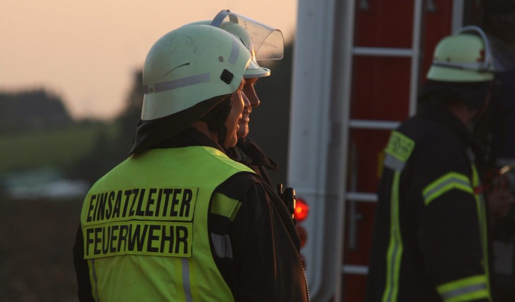 Einsatzleiter der Feuerwehr mit weiterem Feuerwehrmann